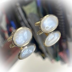 💕Beautiful Vintage Gold Tone Cufflinks Pearlescent Cabochon💕